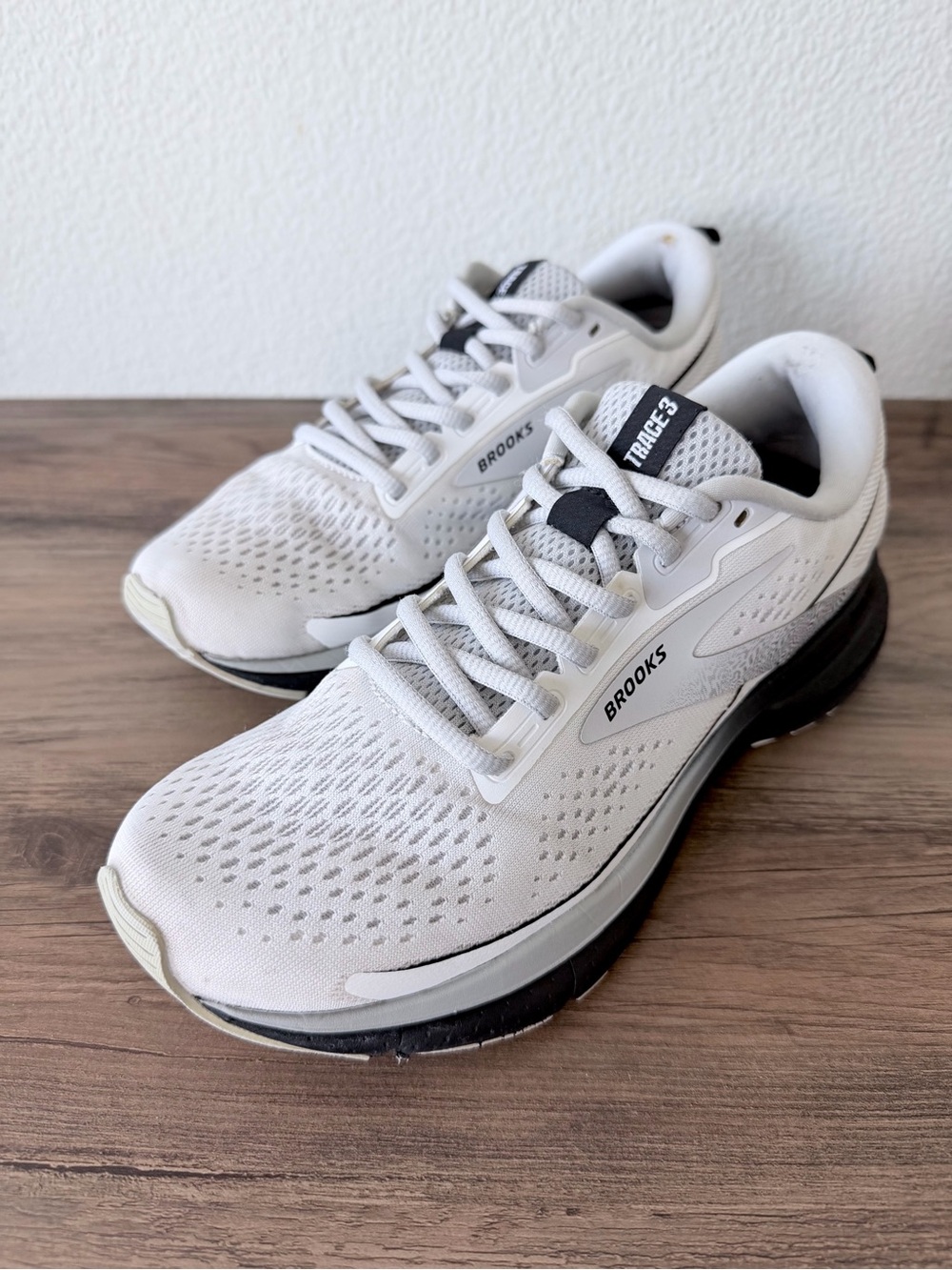 Brooks Women’s Trace 3 Running Shoe White / Oyster /Black (Size: 7.5-B) - Picture 2 of 11